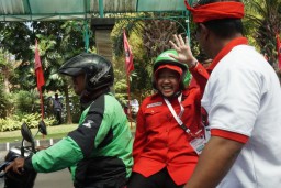 Wali Kota Risma Naik Ojek Online ke Arena Kongres PDIP di Bali