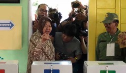 Ditanya Alasan Memakai Baju Batik saat Nyoblos, Risma: Memang Kenapa?