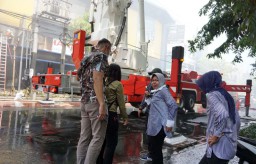 Wali Kota Risma Pimpin Pemadaman di Toko Elektronik UFO Surabaya
