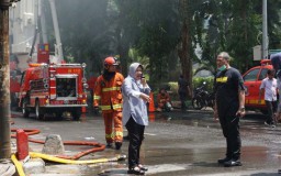 PDI Perjuangan Apresiasi Risma Bantu Proses Pemadaman Kebakaran
