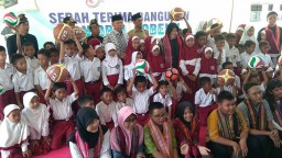 Gedung Sekolah Bantuan Warga Surabaya di Lombok Diresmikan Bu Risma