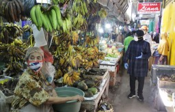 Wali Kota Risma Sosialisasi ke Pasar Pucang Surabaya Jelang PSBB