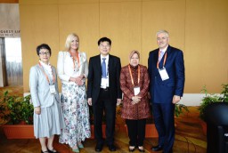 Jelang Penghargaan Lee Kuan Yew, Wali Kota Risma 'Banjir' Pujian