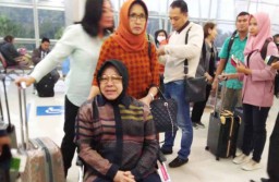 Cerita di Balik Kursi Roda yang 'Temani' Risma Terbang ke Singapura
