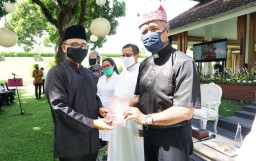 Bupati Banyuwangi Bagikan Paket Buku Bung Karno ke Lintas Agama