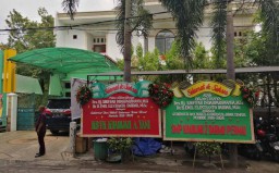 Bunga Ucapan Selamat Juga Banjiri Rumah Gubernur Jatim Khofifah
