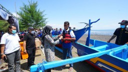 Banyuwangi Serahkan Bantuan 8 Kapal Fiber untuk Nelayan