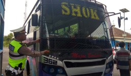 Bus ini Terpaksa Dipasangi 'Tameng' untuk Mencegah Pelemparan Batu