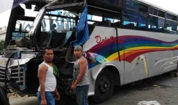 Bus Berpenumpang 15 Orang Tabrak Tiang Lampu Merah di Pasuruan