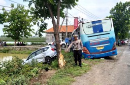 Bus Widji Lestari Hantam Mobil di Gresik, Belasan Orang Terluka