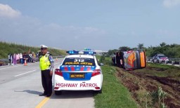 Bus Berpenumpang 63 Siswa SD Terguling di Tol Pasuruan, 7 Orang Luka
