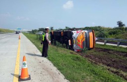 Bus Berpenumpang 63 Siswa SD Terguling di Tol Pasuruan, Ini Pemicunya
