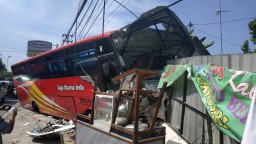Diduga Rem Blong, Bus Jaya Utama Tabrak Tiga Bangunan di Bojonegoro