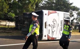 Bus Tentrem Terguling di Tol Sidoarjo, Sopir Diduga Ugal-ugalan