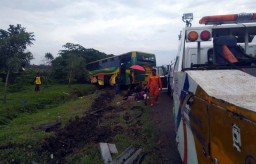 Bus Tergelincir dari Jalur Tol Sidoarjo, 7 Penumpang Terluka