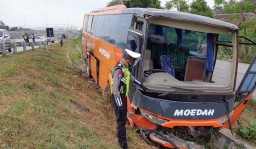 Diduga Sopir Mengantuk, Bus Terperosok di Parit Tol Pandaan-Malang