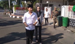 Cak Ipin dan Novita Kompak Berbaju Putih saat Coblosan