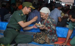Syukuran di Pasar, Plt Bupati Trenggalek Suapi Nenek Pedagang Kerupuk
