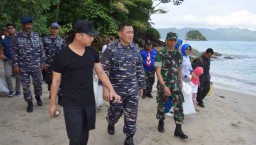 Bersihkan Sampah di Pantai Mutiara Trenggalek, Penyelam TNI Dilibatkan