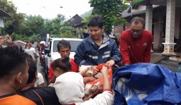 Temui Korban Banjir di Trenggalek, Cak Ipin Bagikan Makanan