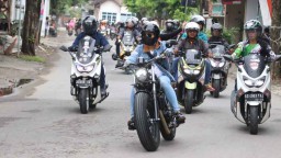Blusukan ke Trenggalek, Cak Ipin Tunggangi Motor Keren