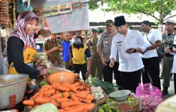 Hari Pertama Bekerja, Bupati Trenggalek Cak Ipin Sidak Harga Sembako