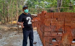 Strategi Ipong Gaet Pemilih Melalui Alat Peraga Kampanye Kreatif