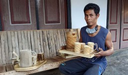 Melihat Kerajinan Cangkir hingga Teko dari Bambu di Ponorogo