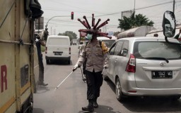 Cara Unik Polres Mojokerto Semprotkan Disinfektan Cegah Corona