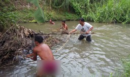 Cari Kepala, Polisi Selami Sungai Dekat Penemuan Mayat dalam Koper