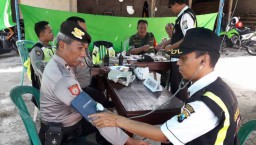 Polisi dan TNI Pengaman Pemilu di Ponorogo Juga Dicek Kesehatannya