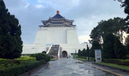 Melihat Pergantian Pasukan Penjaga Patung Chiang Kai Shek di Taiwan