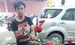 Duh... Teganya Pemuda ini Curi Motor Teman Ngopinya