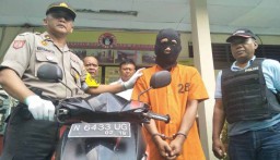 Turun dari Angkot, Pria ini Sikat Motor Pembeli Pisang Keju