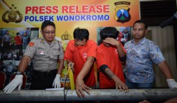 Duh, Bapak Ajari Anaknya Mencuri, Pagar Besi Sungai Kalimas Disikat
