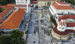 Ini Alasan Pemkot Bongkar Keramik Halaman Balai Pemuda Surabaya