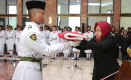 Kukuhkan Paskibraka, Risma: Kibarkan Merah Putih ke Seluruh Dunia