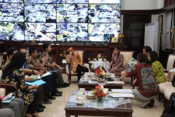 Wali Kota Risma Rencanakan Bangun Pengolahan Limbah Medis di Surabaya