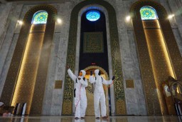 Antisipasi Corona, Masjid Al Akbar Surabaya Disemprot Disinfektan