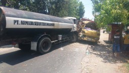 Tabrakan Truk vs Truk, Sopir ini Sempat Terjepit
