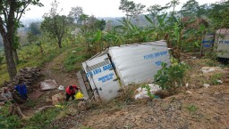 Truk Muat Limbah Medis Terperosok ke Jurang