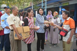 300 Bungkus Takjil Ludes Dibagikan di Terminal Maospati
