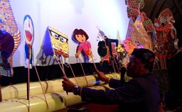 Dalang ini Tampilkan Wayang Doraemon hingga SpongeBob di Gresik