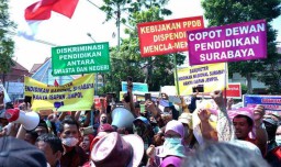 Ratusan Guru SMP Swasta Luruk Balai Kota Surabaya Protes Sistem Zonasi