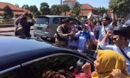Demo Sistem Zonasi, Emak-emak di Surabaya Hadang Mobil Berplat Merah