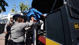 Demo Anjloknya Harga Garam di Surabaya Ricuh, 8 Mahasiswa Diamankan