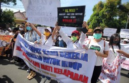 Pekerja Tempat Hiburan Malam Surabaya Protes Wali Kota Risma