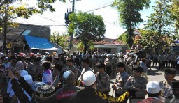 Massa Bersenjata Bambu Runcing Geruduk Mapolres Pamekasan Madura