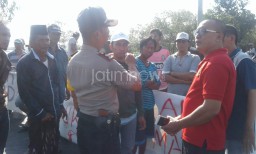 Tuntut PDAM, Warga Gelar Demo di Depan TPA Benowo