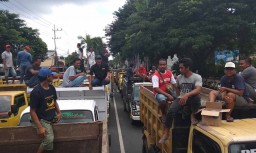 Ratusan Truk Blokade Jalan Ahmad Yani Banyuwangi, Ada Apa?